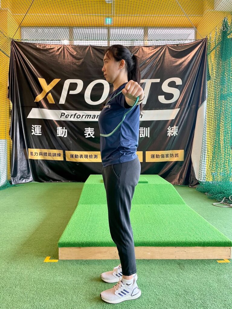 彈力帶是一種非常方便的訓練工具,可以隨時隨地使用,而且阻力能根據個人的需要逐步增加。這對於一些害怕使用重量,或是力量不足的人來說是一個非常好的訓練選擇。彈力帶的侵略性也比較低,不會讓人感到害怕。對於一些投擲類、攀岩、游泳、揮拍、高爾夫等運動員來說,使用