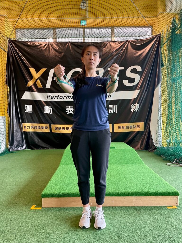 彈力帶是一種非常方便的訓練工具,可以隨時隨地使用,而且阻力能根據個人的需要逐步增加。這對於一些害怕使用重量,或是力量不足的人來說是一個非常好的訓練選擇。彈力帶的侵略性也比較低,不會讓人感到害怕。對於一些投擲類、攀岩、游泳、揮拍、高爾夫等運動員來說,使用