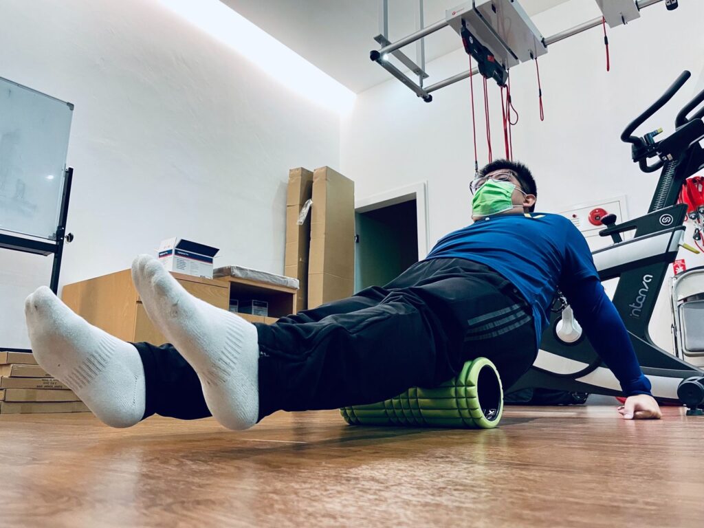 使用滾筒進行放鬆運動時,主要可以分為兩種形式。第一種形式是類似瑜伽磚的功能,當動作中需要一些力量表現時,可以使用滾筒作為輔助道具,例如在伸展時使用滾筒作為墊子,藉此增加伸展強度。