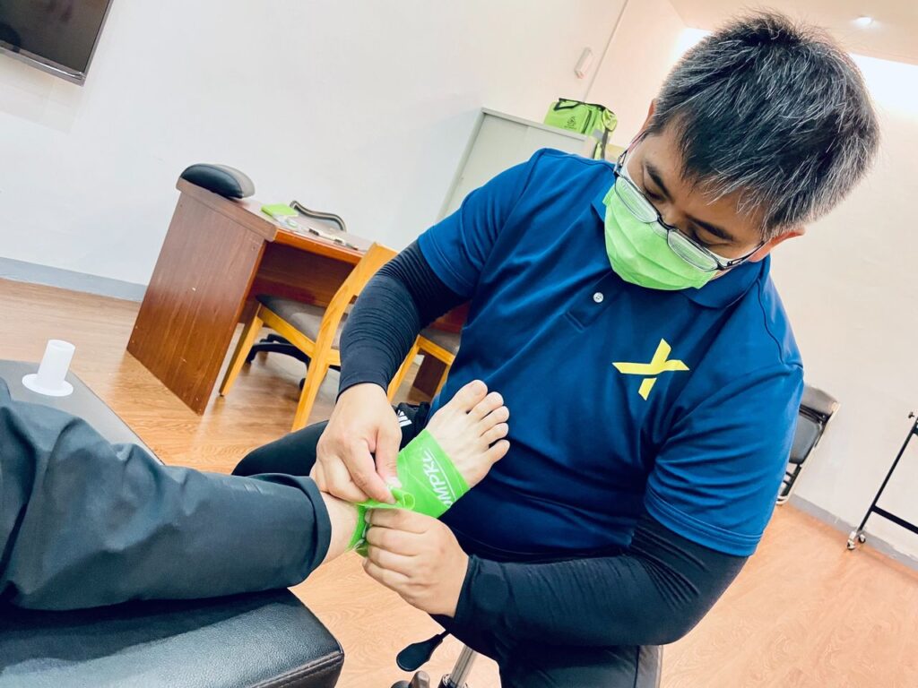 暱稱巫毒帶的FLOSSBAND功能性加壓帶利用很簡單的器材道具和專業手法，來達到舒緩和傷害放鬆的防護效果。至於究竟在什麼時候可以使用，同時幫助運動後的恢復呢？