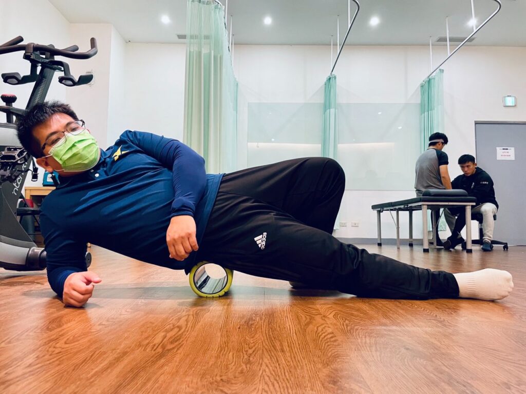 使用滾筒進行放鬆運動時,主要可以分為兩種形式。第一種形式是類似瑜伽磚的功能,當動作中需要一些力量表現時,可以使用滾筒作為輔助道具,例如在伸展時使用滾筒作為墊子,藉此增加伸展強度。