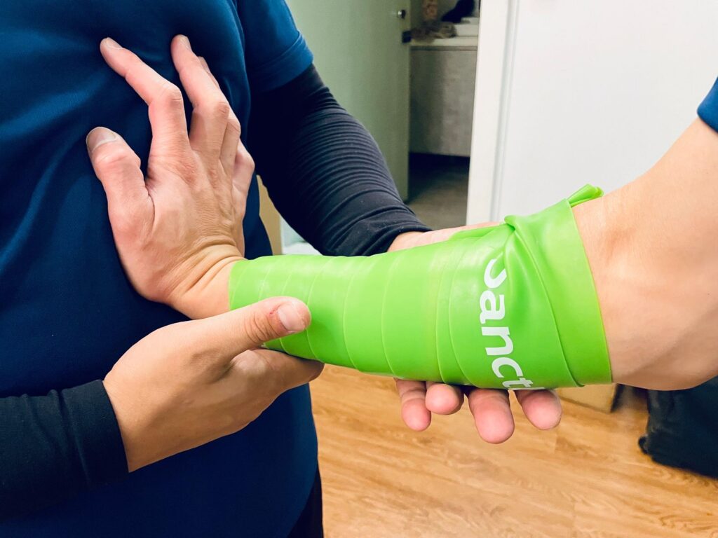 暱稱巫毒帶的FLOSSBAND功能性加壓帶利用很簡單的器材道具和專業手法，來達到舒緩和傷害放鬆的防護效果。至於究竟在什麼時候可以使用，同時幫助運動後的恢復呢？