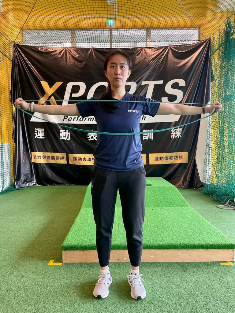 彈力帶是一種非常方便的訓練工具,可以隨時隨地使用,而且阻力能根據個人的需要逐步增加。這對於一些害怕使用重量,或是力量不足的人來說是一個非常好的訓練選擇。彈力帶的侵略性也比較低,不會讓人感到害怕。對於一些投擲類、攀岩、游泳、揮拍、高爾夫等運動員來說,使用