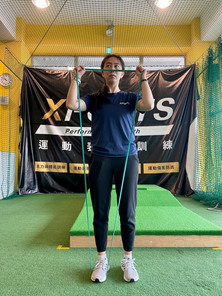 彈力帶是一種非常方便的訓練工具,可以隨時隨地使用,而且阻力能根據個人的需要逐步增加。這對於一些害怕使用重量,或是力量不足的人來說是一個非常好的訓練選擇。彈力帶的侵略性也比較低,不會讓人感到害怕。對於一些投擲類、攀岩、游泳、揮拍、高爾夫等運動員來說,使用