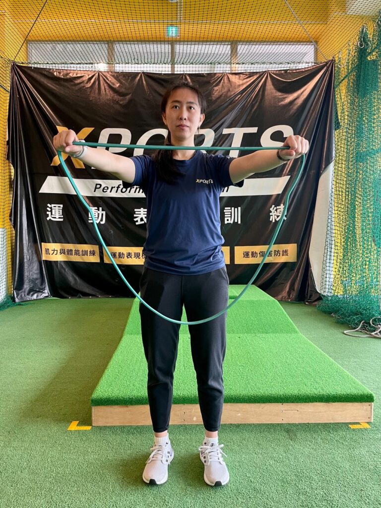 彈力帶是一種非常方便的訓練工具,可以隨時隨地使用,而且阻力能根據個人的需要逐步增加。這對於一些害怕使用重量,或是力量不足的人來說是一個非常好的訓練選擇。彈力帶的侵略性也比較低,不會讓人感到害怕。對於一些投擲類、攀岩、游泳、揮拍、高爾夫等運動員來說,使用