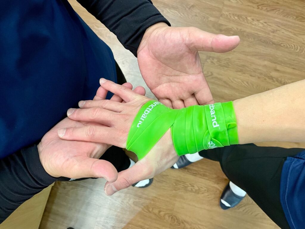 暱稱巫毒帶的FLOSSBAND功能性加壓帶利用很簡單的器材道具和專業手法，來達到舒緩和傷害放鬆的防護效果。至於究竟在什麼時候可以使用，同時幫助運動後的恢復呢？