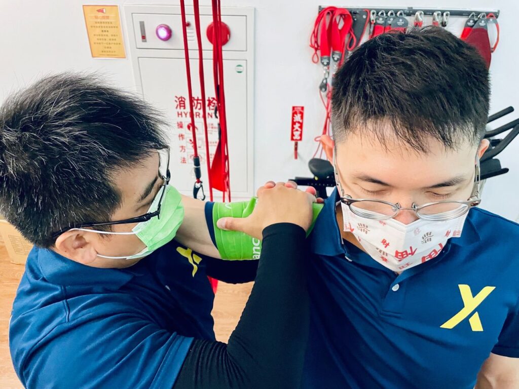 暱稱巫毒帶的FLOSSBAND功能性加壓帶利用很簡單的器材道具和專業手法，來達到舒緩和傷害放鬆的防護效果。至於究竟在什麼時候可以使用，同時幫助運動後的恢復呢？