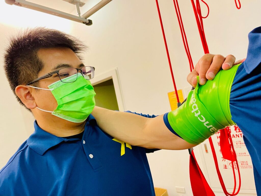 暱稱巫毒帶的FLOSSBAND功能性加壓帶利用很簡單的器材道具和專業手法，來達到舒緩和傷害放鬆的防護效果。至於究竟在什麼時候可以使用，同時幫助運動後的恢復呢？