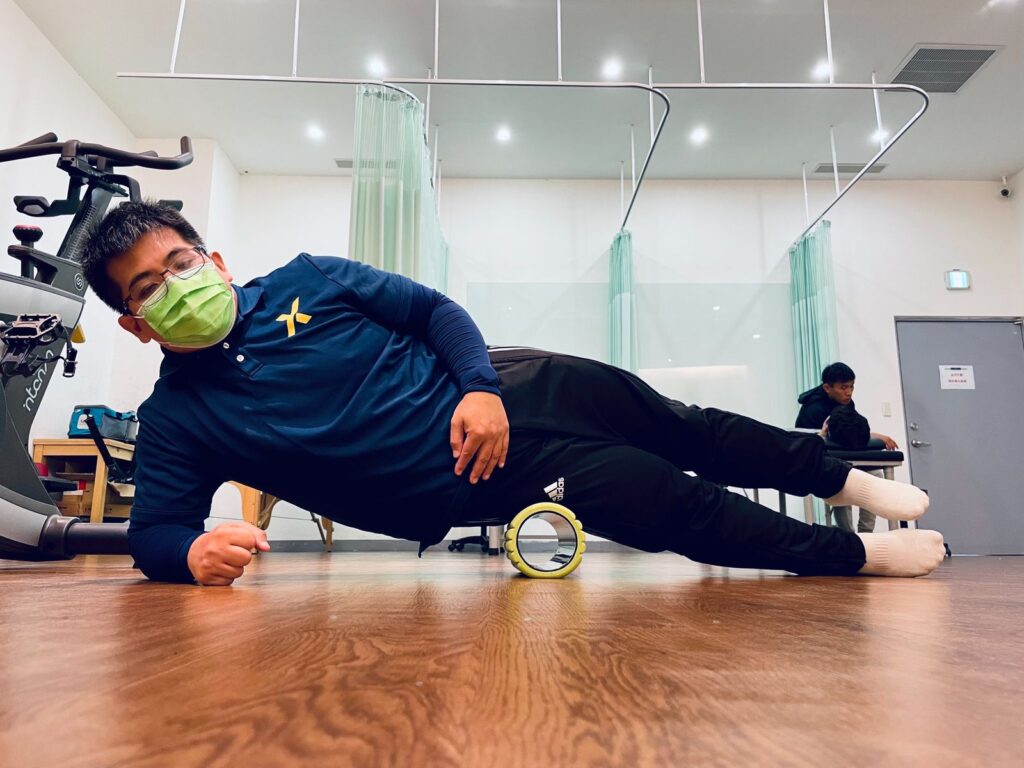 使用滾筒進行放鬆運動時,主要可以分為兩種形式。第一種形式是類似瑜伽磚的功能,當動作中需要一些力量表現時,可以使用滾筒作為輔助道具,例如在伸展時使用滾筒作為墊子,藉此增加伸展強度。