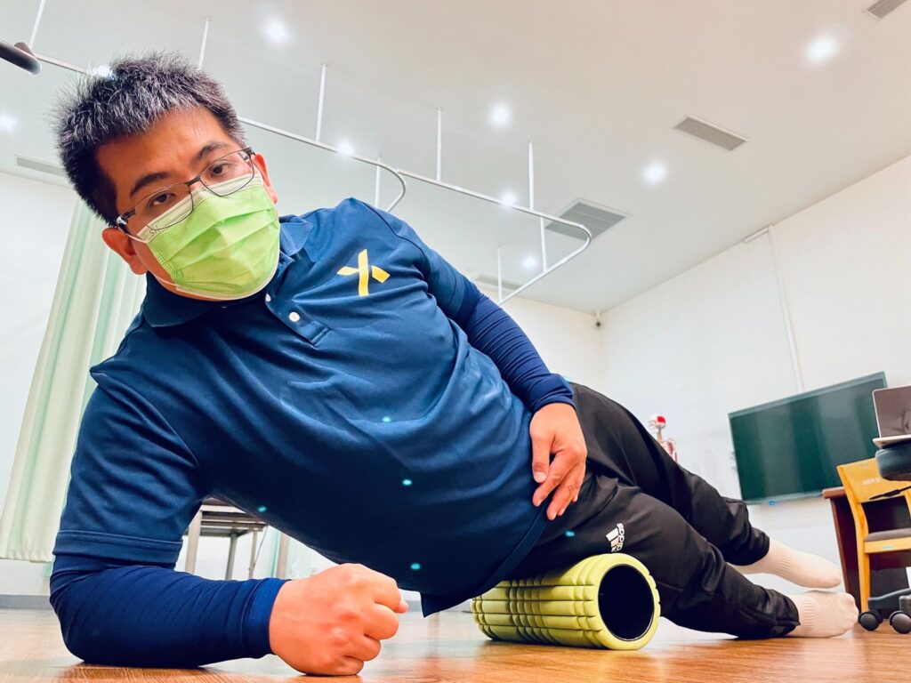 使用滾筒進行放鬆運動時,主要可以分為兩種形式。第一種形式是類似瑜伽磚的功能,當動作中需要一些力量表現時,可以使用滾筒作為輔助道具,例如在伸展時使用滾筒作為墊子,藉此增加伸展強度。