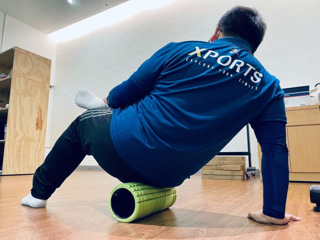 使用滾筒進行放鬆運動時,主要可以分為兩種形式。第一種形式是類似瑜伽磚的功能,當動作中需要一些力量表現時,可以使用滾筒作為輔助道具,例如在伸展時使用滾筒作為墊子,藉此增加伸展強度。