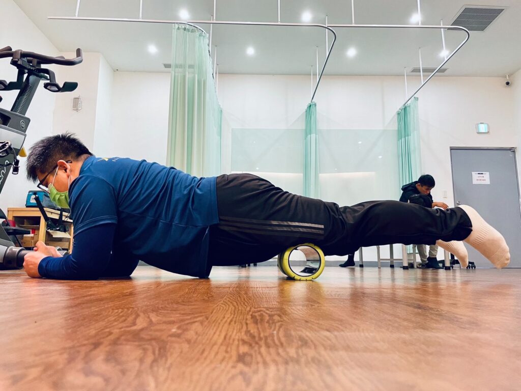 使用滾筒進行放鬆運動時,主要可以分為兩種形式。第一種形式是類似瑜伽磚的功能,當動作中需要一些力量表現時,可以使用滾筒作為輔助道具,例如在伸展時使用滾筒作為墊子,藉此增加伸展強度。