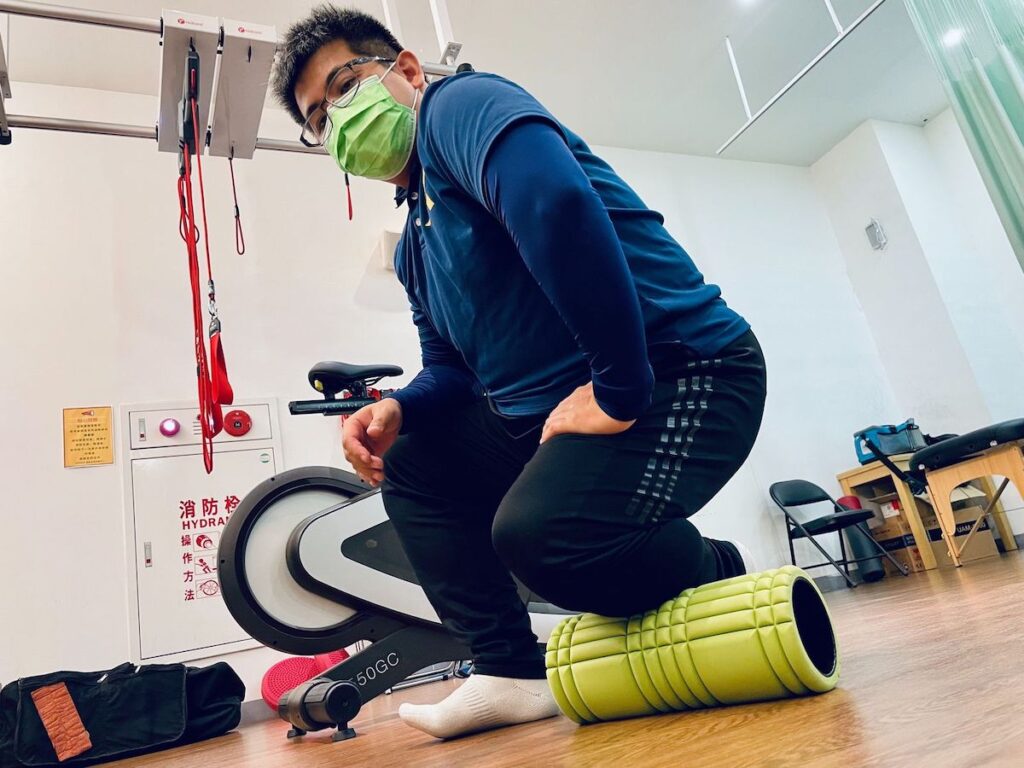 使用滾筒進行放鬆運動時,主要可以分為兩種形式。第一種形式是類似瑜伽磚的功能,當動作中需要一些力量表現時,可以使用滾筒作為輔助道具,例如在伸展時使用滾筒作為墊子,藉此增加伸展強度。