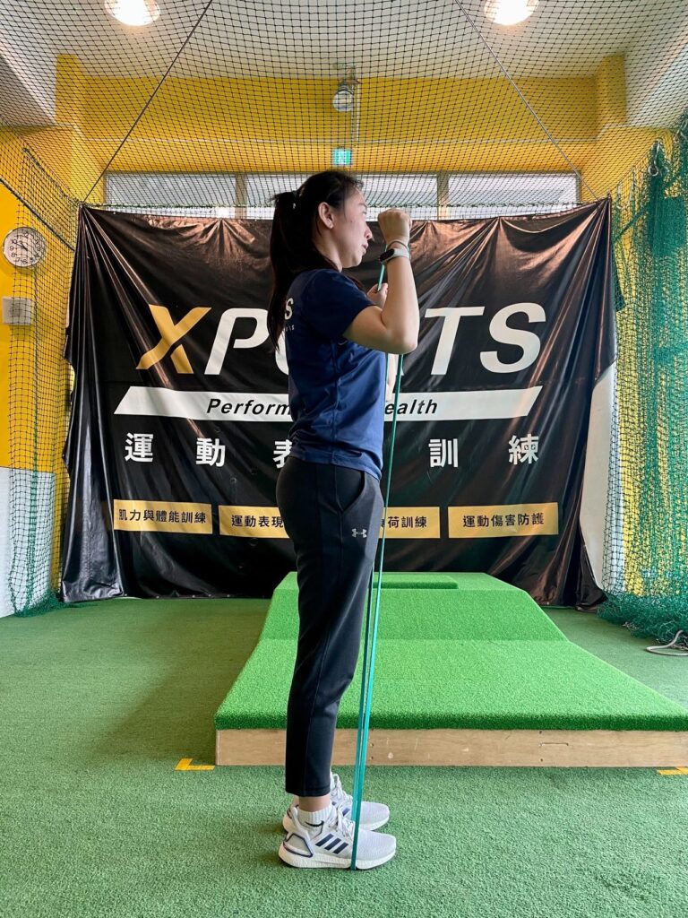 彈力帶是一種非常方便的訓練工具,可以隨時隨地使用,而且阻力能根據個人的需要逐步增加。這對於一些害怕使用重量,或是力量不足的人來說是一個非常好的訓練選擇。彈力帶的侵略性也比較低,不會讓人感到害怕。對於一些投擲類、攀岩、游泳、揮拍、高爾夫等運動員來說,使用