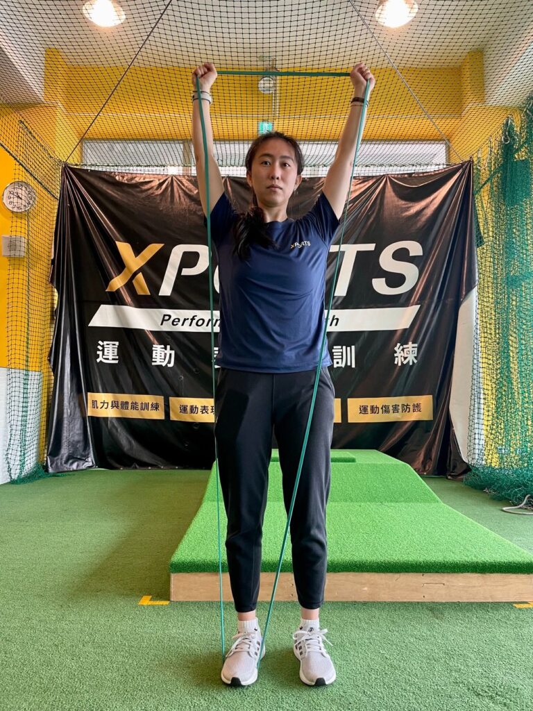 彈力帶是一種非常方便的訓練工具,可以隨時隨地使用,而且阻力能根據個人的需要逐步增加。這對於一些害怕使用重量,或是力量不足的人來說是一個非常好的訓練選擇。彈力帶的侵略性也比較低,不會讓人感到害怕。對於一些投擲類、攀岩、游泳、揮拍、高爾夫等運動員來說,使用