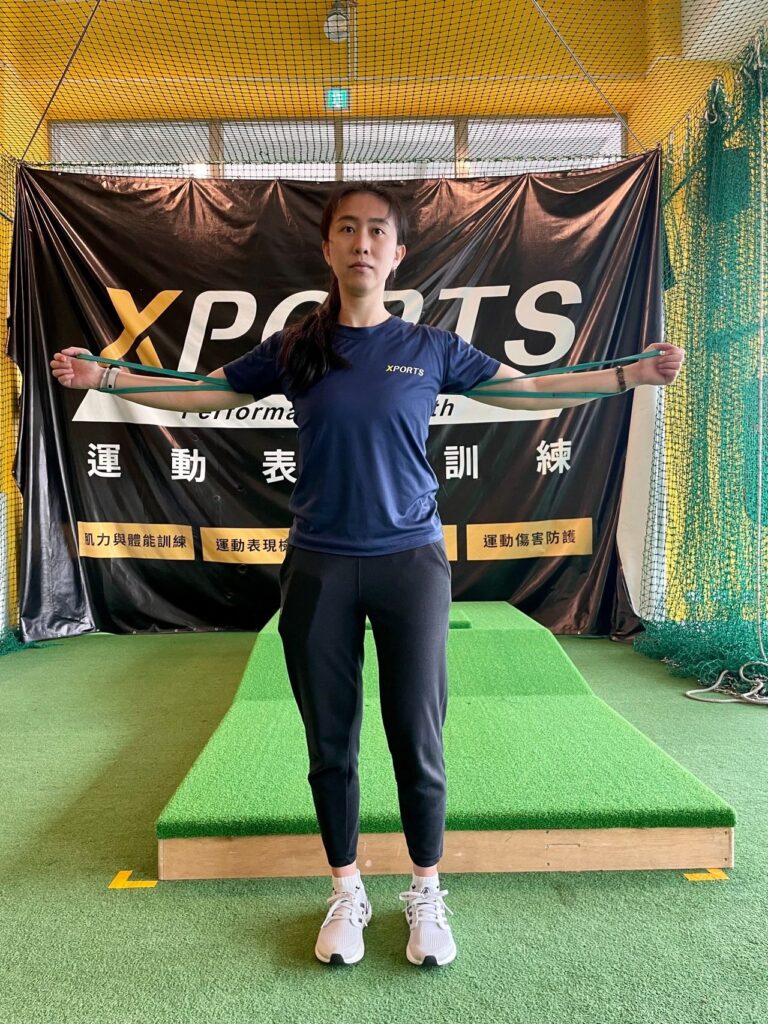 彈力帶是一種非常方便的訓練工具,可以隨時隨地使用,而且阻力能根據個人的需要逐步增加。這對於一些害怕使用重量,或是力量不足的人來說是一個非常好的訓練選擇。彈力帶的侵略性也比較低,不會讓人感到害怕。對於一些投擲類、攀岩、游泳、揮拍、高爾夫等運動員來說,使用