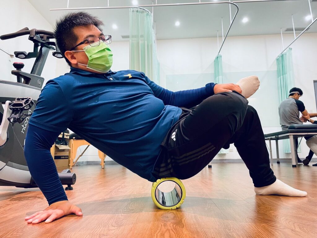 使用滾筒進行放鬆運動時,主要可以分為兩種形式。第一種形式是類似瑜伽磚的功能,當動作中需要一些力量表現時,可以使用滾筒作為輔助道具,例如在伸展時使用滾筒作為墊子,藉此增加伸展強度。