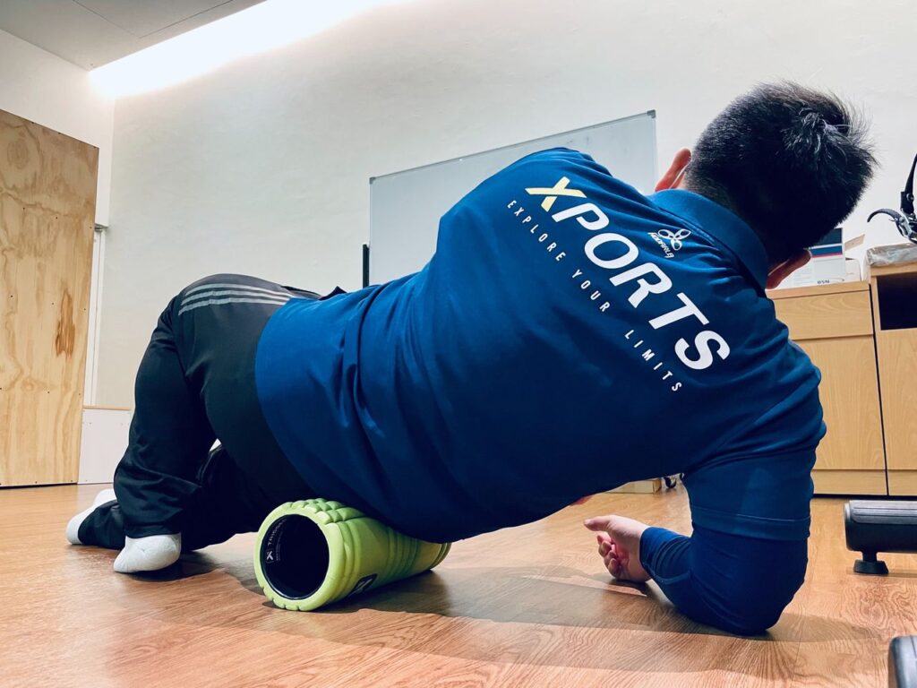 使用滾筒進行放鬆運動時,主要可以分為兩種形式。第一種形式是類似瑜伽磚的功能,當動作中需要一些力量表現時,可以使用滾筒作為輔助道具,例如在伸展時使用滾筒作為墊子,藉此增加伸展強度。