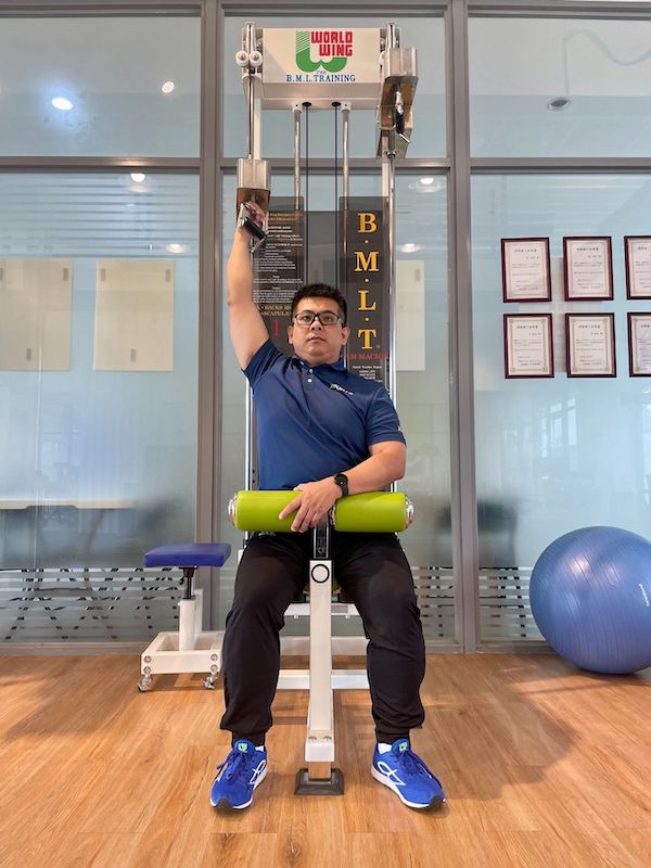 初動負荷1號機>主要是鎖定肩胛骨和內外展肌群,進行增強滑動效果的訓練模式。透過專業的訓練,肩胛骨周圍的肌肉能夠重新獲得彈性,進而達到放鬆肌肉,提升關節靈活性的益處。