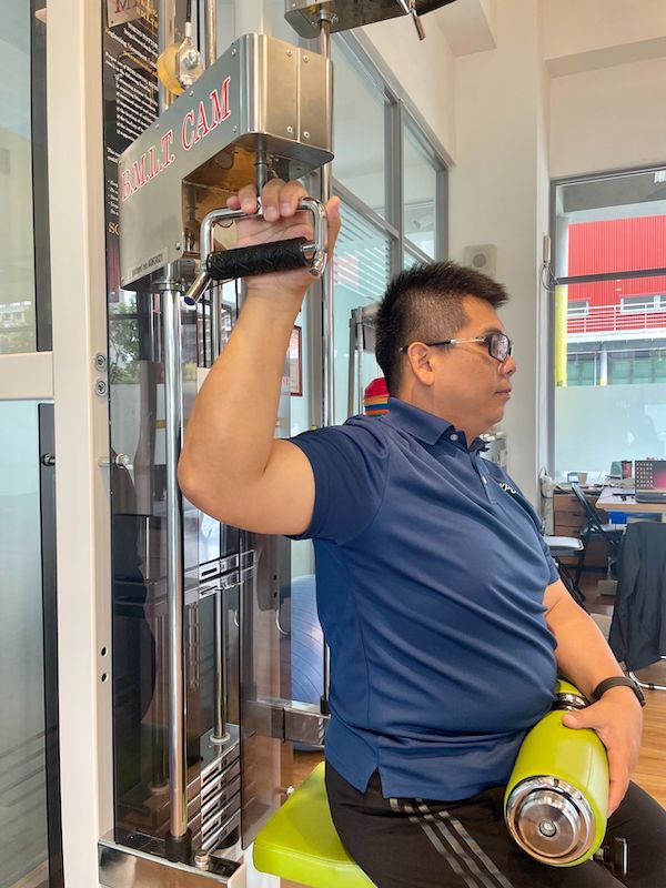 初動負荷1號機>主要是鎖定肩胛骨和內外展肌群,進行增強滑動效果的訓練模式。透過專業的訓練,肩胛骨周圍的肌肉能夠重新獲得彈性,進而達到放鬆肌肉,提升關節靈活性的益處。