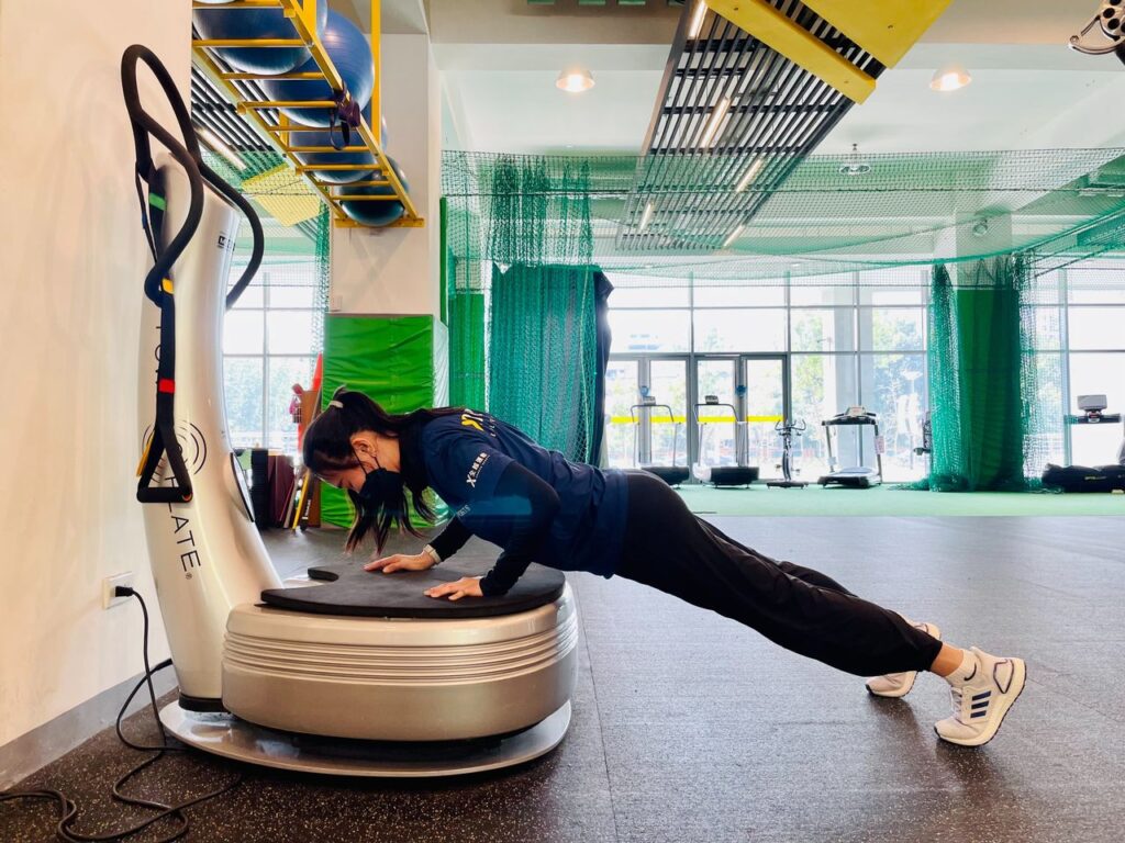 Power Plate是一款震動類型的訓練機台，提供多方向的穩定震動幅度和頻率。透過在機器上進行地板動作，就可以直接刺激神經肌肉連結，藉此增強柔軟度、肌力、平衡穩定性、核心力量，並確確實實提升運動表現。