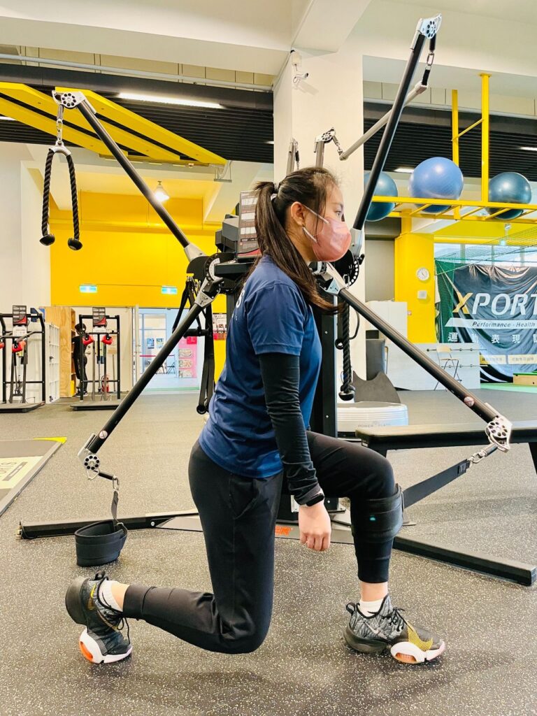 對於肌少症的人來說,常常會感到肌肉無力的狀態。日常生活中的一些動作可能越來越吃力,例如從坐位站立、擰開瓶蓋,甚至在搭乘捷運或公車時無法穩住把手而跌倒。