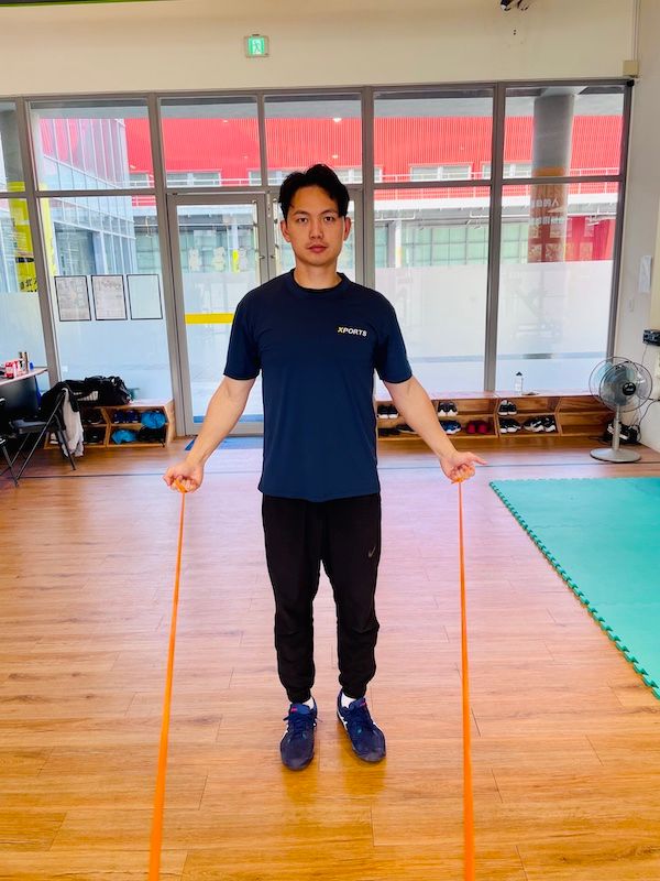 目前許多現役投手，包括大聯盟、日職和中華職棒的球員，在正式訓練之外，也會進行小肌肉群的鍛鍊作為投球前的熱身活動。而一套完整的彈力繩訓練計畫能為你帶來許多好處，對於加強小肌肉群的鍛鍊來說非常重要。
