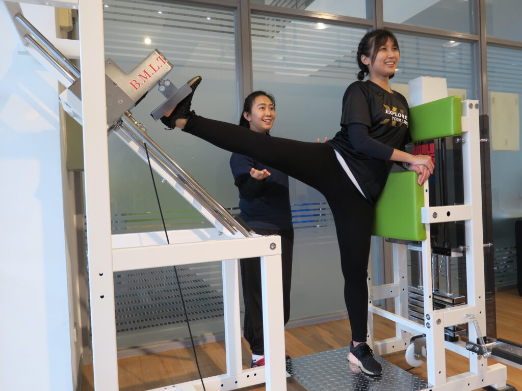 XPORTS運動表現中心引進這套日本傳奇的訓練機台，至今開發已超過30年，由創辦人小山裕史博士所研發。他提出「初動負荷理論」為其設計基礎，透過這項理論開發的訓練機器，藉此提升訓練效率。