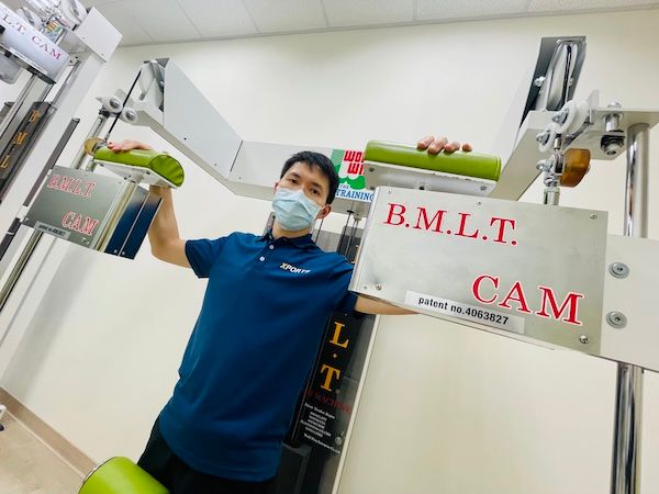 <初動負荷3號機>是專門針對鎖骨訓練所設計的機台，鎖骨的重要性為何不容忽視？因為鎖骨是肩胛帶中相當重要的部位，因為鎖骨將肩胛骨、胸骨和上臂骨連接在一起，串起人體軀幹與上肢的連結。