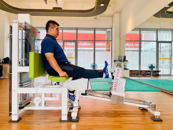 <初動負荷2號機>是針對人體骨盆部位設計的訓練器材,主要目的為的就是提升骨盆整體的活動度。從肌肉角度上來看,它可以有效地訓練臀部和腿後肌群。