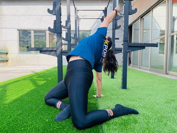 全身性的功能性運動，例如滑板、滑雪和衝浪等板類運動，都需要把重心壓下，依賴核心肌群的平衡和扭轉控板能力。而這些運動常使用到腹內外斜肌，藉此提供力量和維持深層肌肉的穩定性。