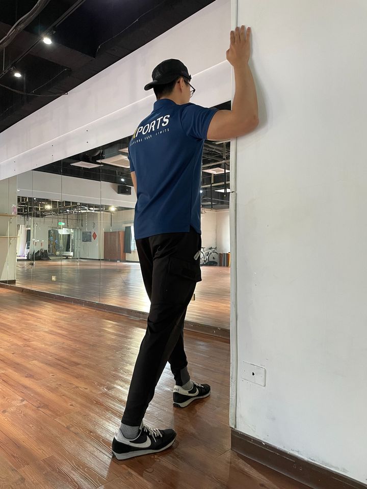 五十肩是指肩關節長期受到沾黏而難以順利抬起的情況。會造成這種情況，主要是長期重複使用肩部的動作，例如舉重、重型運動、過度的上臂運動，都可能導致肩部組織的損傷和炎症。