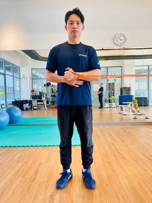 目前許多現役投手，包括大聯盟、日職和中華職棒的球員，在正式訓練之外，也會進行小肌肉群的鍛鍊作為投球前的熱身活動。而一套完整的彈力繩訓練計畫能為你帶來許多好處，對於加強小肌肉群的鍛鍊來說非常重要。