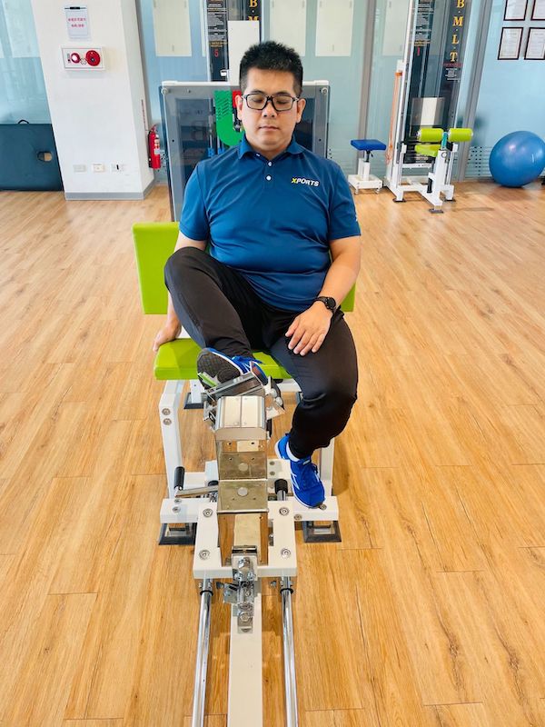 <初動負荷2號機>是針對人體骨盆部位設計的訓練器材,主要目的為的就是提升骨盆整體的活動度。從肌肉角度上來看,它可以有效地訓練臀部和腿後肌群。