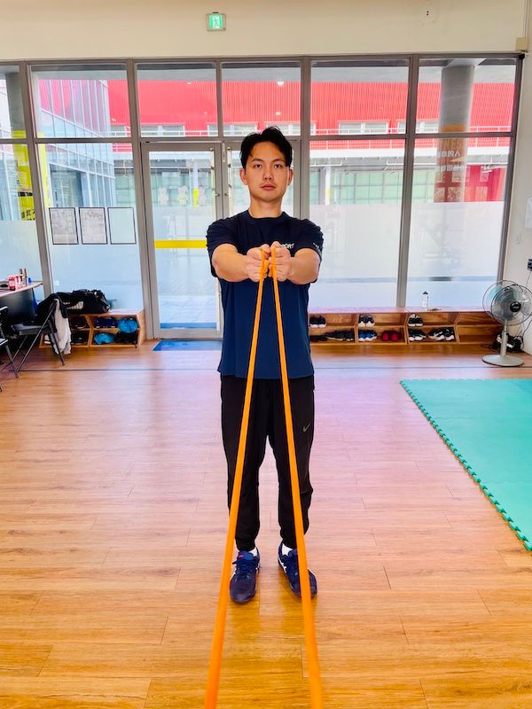 目前許多現役投手，包括大聯盟、日職和中華職棒的球員，在正式訓練之外，也會進行小肌肉群的鍛鍊作為投球前的熱身活動。而一套完整的彈力繩訓練計畫能為你帶來許多好處，對於加強小肌肉群的鍛鍊來說非常重要。