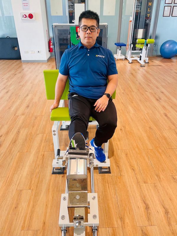 <初動負荷2號機>是針對人體骨盆部位設計的訓練器材,主要目的為的就是提升骨盆整體的活動度。從肌肉角度上來看,它可以有效地訓練臀部和腿後肌群。