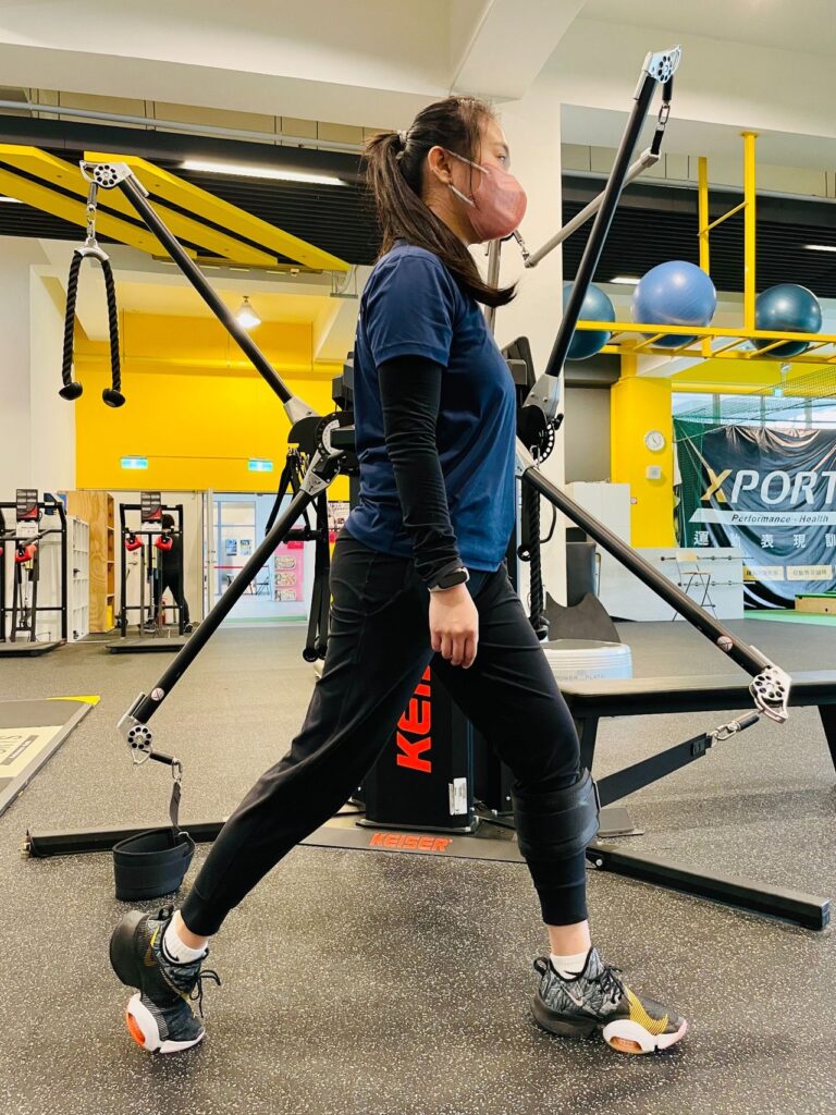 對於肌少症的人來說,常常會感到肌肉無力的狀態。日常生活中的一些動作可能越來越吃力,例如從坐位站立、擰開瓶蓋,甚至在搭乘捷運或公車時無法穩住把手而跌倒。