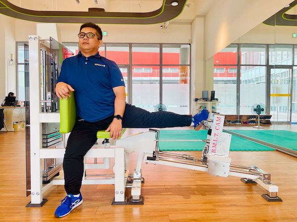 <初動負荷2號機>是針對人體骨盆部位設計的訓練器材,主要目的為的就是提升骨盆整體的活動度。從肌肉角度上來看,它可以有效地訓練臀部和腿後肌群。