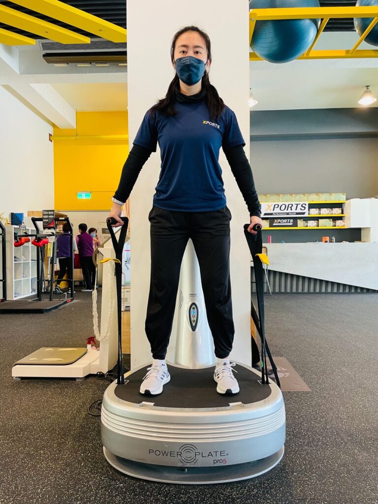 Power Plate是一款震動類型的訓練機台，提供多方向的穩定震動幅度和頻率。透過在機器上進行地板動作，就可以直接刺激神經肌肉連結，藉此增強柔軟度、肌力、平衡穩定性、核心力量，並確確實實提升運動表現。