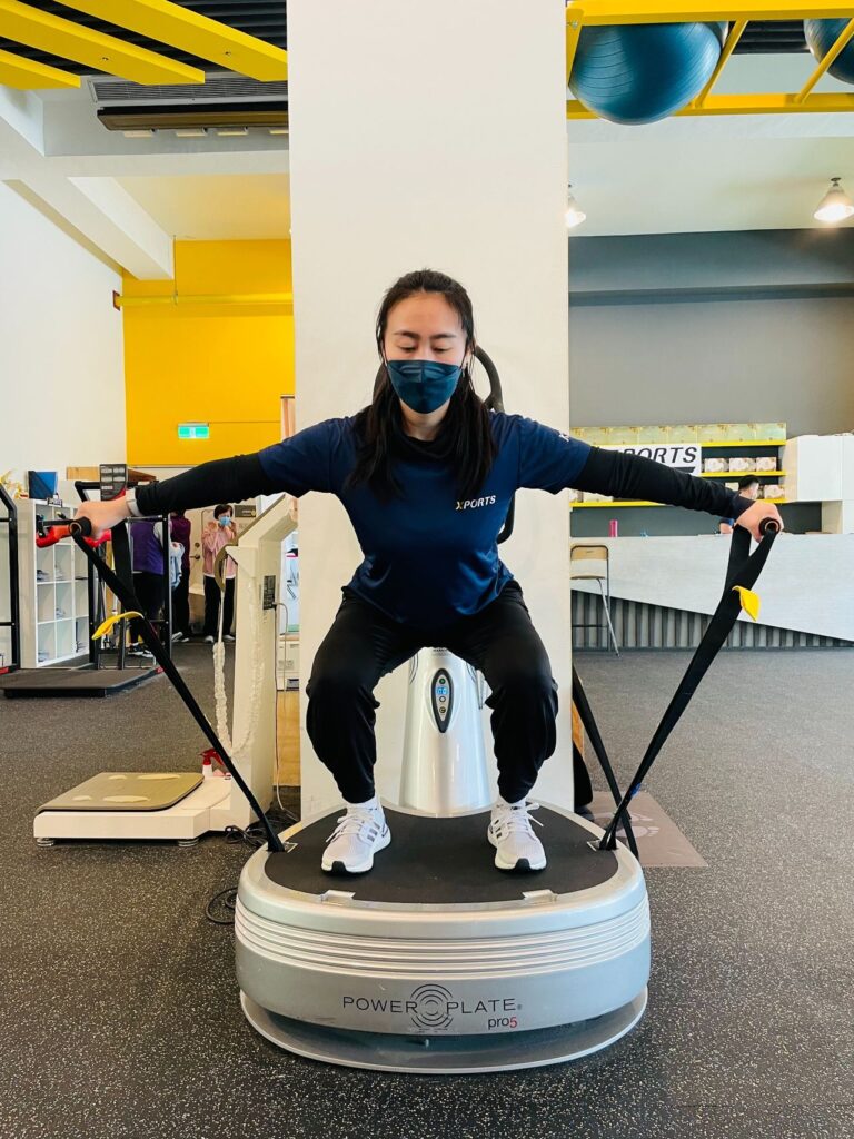 Power Plate是一款震動類型的訓練機台，提供多方向的穩定震動幅度和頻率。透過在機器上進行地板動作，就可以直接刺激神經肌肉連結，藉此增強柔軟度、肌力、平衡穩定性、核心力量，並確確實實提升運動表現。