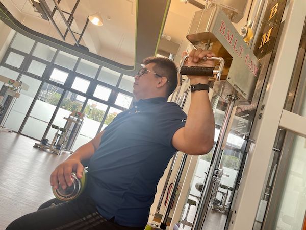 初動負荷1號機>主要是鎖定肩胛骨和內外展肌群,進行增強滑動效果的訓練模式。透過專業的訓練,肩胛骨周圍的肌肉能夠重新獲得彈性,進而達到放鬆肌肉,提升關節靈活性的益處。