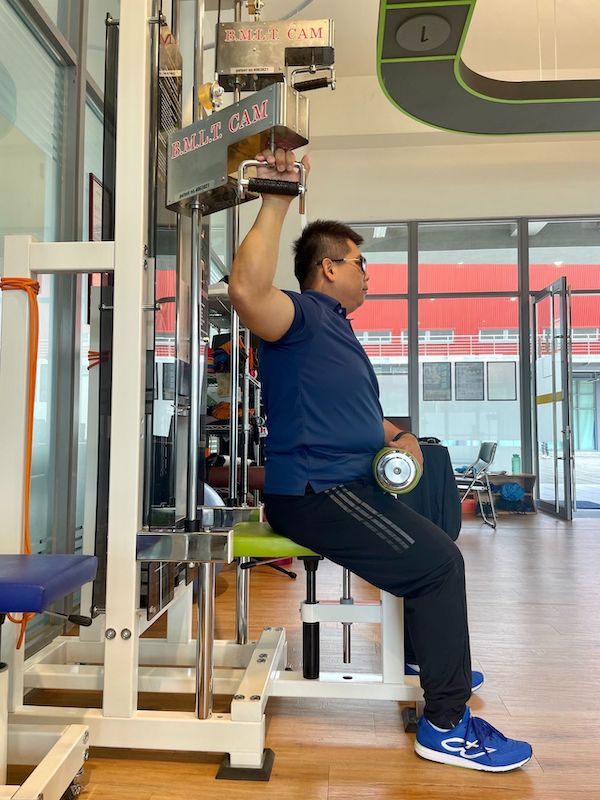 初動負荷1號機>主要是鎖定肩胛骨和內外展肌群,進行增強滑動效果的訓練模式。透過專業的訓練,肩胛骨周圍的肌肉能夠重新獲得彈性,進而達到放鬆肌肉,提升關節靈活性的益處。