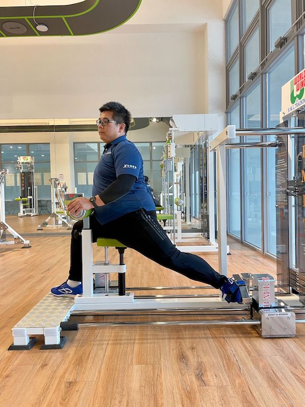 這台<初動負荷4號機>主要用於訓練髖關節、臀部肌肉和提高關節活動度。在實際操作時，有幾種感覺是必須要注意，包括感受到臀部和腿後部肌肉在收縮。