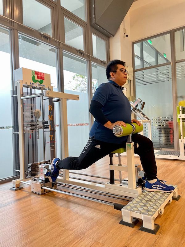 這台<初動負荷4號機>主要用於訓練髖關節、臀部肌肉和提高關節活動度。在實際操作時，有幾種感覺是必須要注意，包括感受到臀部和腿後部肌肉在收縮。