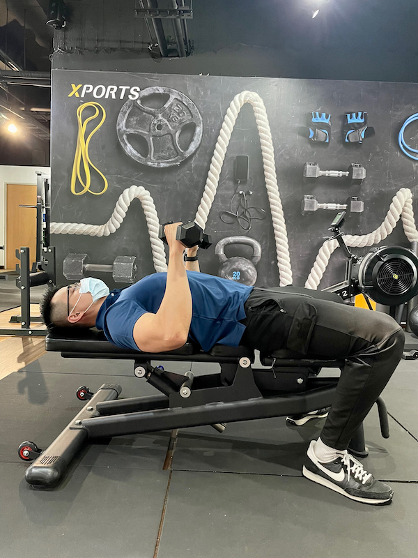 普通人對於重量訓練存在一個誤解,認為需要不斷增加負重才有效。然而如果關節的穩定性尚未達到良好狀態,就得需要先訓練關節的穩定性,以及確保運動軌道的正確範圍,這樣才能事半功倍,簡劭受傷的機率。