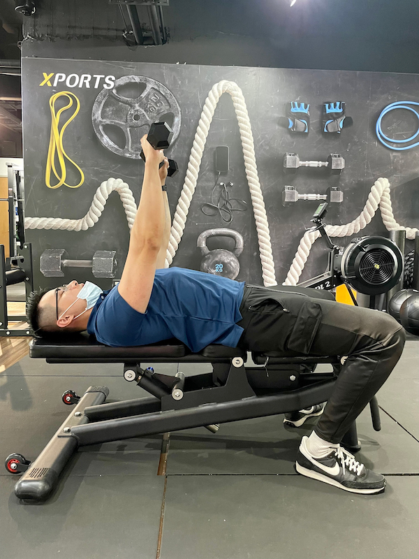 普通人對於重量訓練存在一個誤解,認為需要不斷增加負重才有效。然而如果關節的穩定性尚未達到良好狀態,就得需要先訓練關節的穩定性,以及確保運動軌道的正確範圍,這樣才能事半功倍,簡劭受傷的機率。