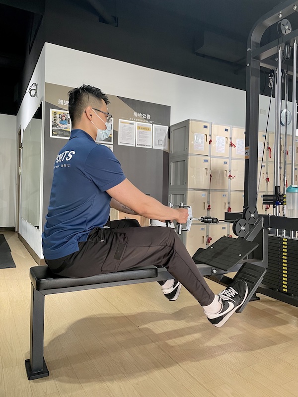 普通人對於重量訓練存在一個誤解,認為需要不斷增加負重才有效。然而如果關節的穩定性尚未達到良好狀態,就得需要先訓練關節的穩定性,以及確保運動軌道的正確範圍,這樣才能事半功倍,簡劭受傷的機率。