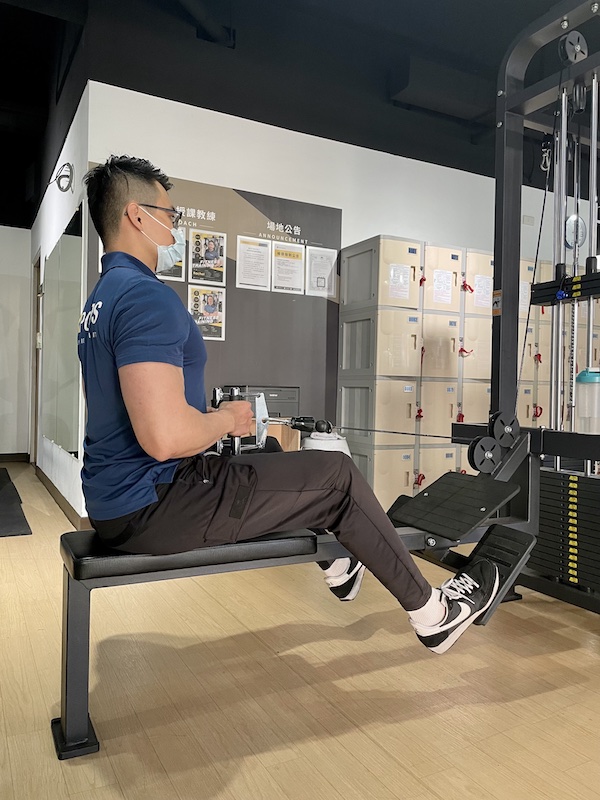 普通人對於重量訓練存在一個誤解,認為需要不斷增加負重才有效。然而如果關節的穩定性尚未達到良好狀態,就得需要先訓練關節的穩定性,以及確保運動軌道的正確範圍,這樣才能事半功倍,簡劭受傷的機率。