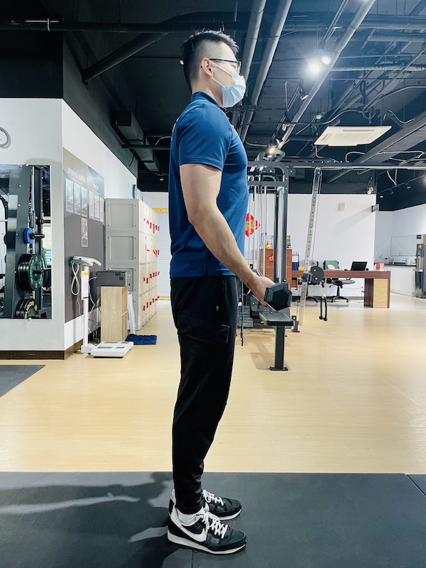 普通人對於重量訓練存在一個誤解,認為需要不斷增加負重才有效。然而如果關節的穩定性尚未達到良好狀態,就得需要先訓練關節的穩定性,以及確保運動軌道的正確範圍,這樣才能事半功倍,簡劭受傷的機率。