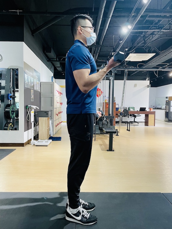 普通人對於重量訓練存在一個誤解,認為需要不斷增加負重才有效。然而如果關節的穩定性尚未達到良好狀態,就得需要先訓練關節的穩定性,以及確保運動軌道的正確範圍,這樣才能事半功倍,簡劭受傷的機率。